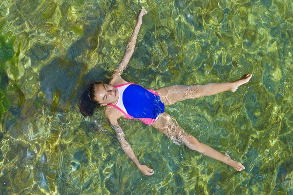 Schöne Mädchen Entspannen Und Schwimmen Meer — Stockfoto