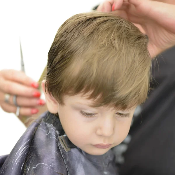 Söt Allvarlig Liten Pojke Barbershop — Stockfoto