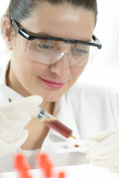 Genç Bir Laboratuvarda Biyolojik Malzeme Ile Çalışan Kadın — Stok fotoğraf