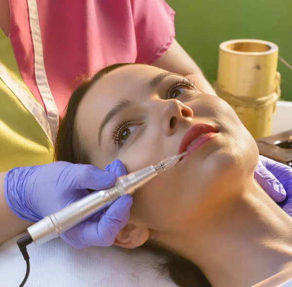 Atrakcyjna Kobieta Coraz Tatuaż Procedura Usta Salonie Kosmetycznym — Zdjęcie stockowe