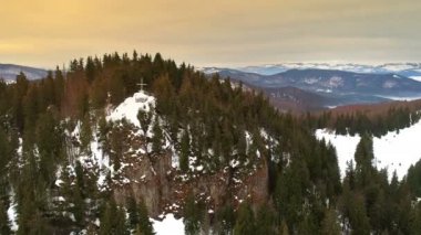 Dağlar, kış döneminde günbatımı yukarıda havadan görünümü