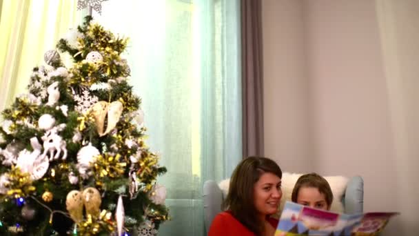 Mère Lisant Des Contes Magiques Son Enfant Veille Noël — Video