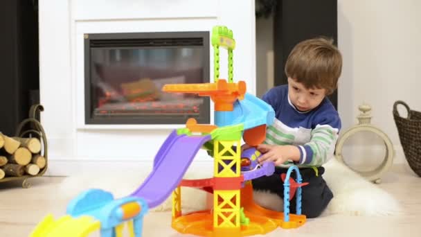 Rapaz Bonito Brincando Sozinho Com Brinquedo Estacionamento Modular — Vídeo de Stock