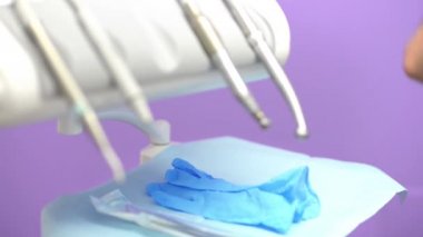 Diş hekimi Doktor tıbbi müdahale için hazırlanıyor
