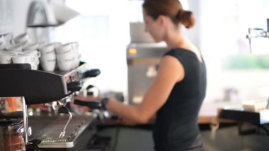 Kahve makinasıyla bir restoranda garson