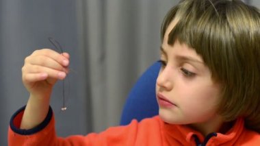 Sevimli çocuk isteyen diş iş parçacığı kullanarak basit bir şekilde ayıklanır.