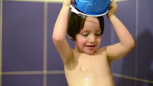 孩子在浴室里玩耍和大笑 — 图库视频影像