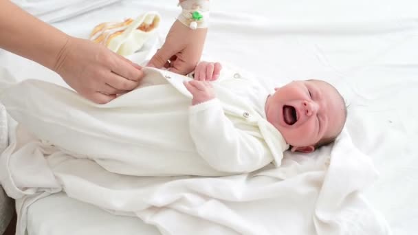 Mère Allaitante Habiller Son Nouveau Pleurer Bébé Dans Maternité — Video