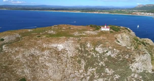 サン島レスターティット コスタブラバ スペインの灯台の空中写真 — ストック動画