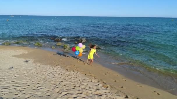 Счастливая Девушка Воздушными Шарами Руках Бегущая Пляжу Солнечный Летний День — стоковое видео