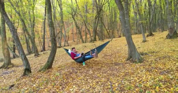 Pai Filho Desfrutando Belo Dia Outono Floresta Balançando Uma Rede — Vídeo de Stock