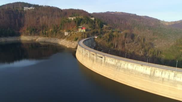 Flygfoto Över Damm Som Ligger Rumänska Bergen — Stockvideo