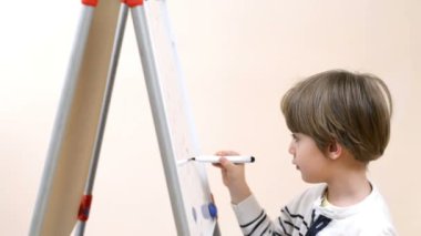 Sevimli çocuk anaokulu beyaz tahtada çizim