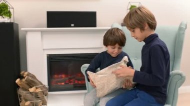 Küçük kardeşim hediye ağabeyi, Doğum gününde alma.