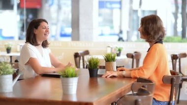 Bir restoranda iki mutlu kadın garson garson