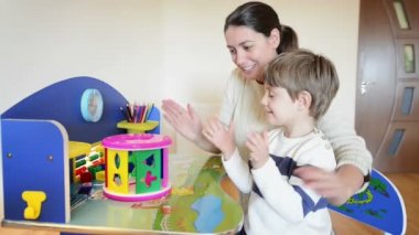 Çocuğuyla birlikte bazı yaratıcılık ve beceri oyun oynarken annesi