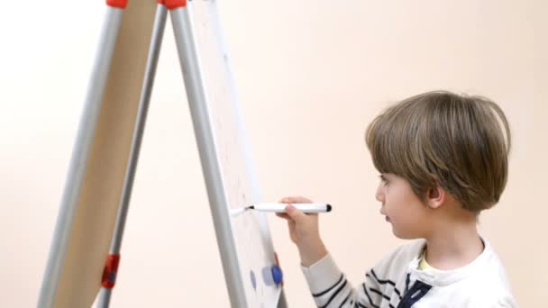 Симпатичный Мальчик Рисует Детском Саду Белой Доске — стоковое видео
