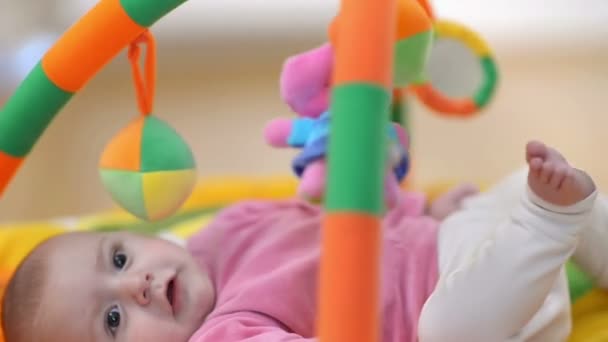 Söt Oskyldiga Baby Play Matta Leende Och Leker Med Leksaker — Stockvideo