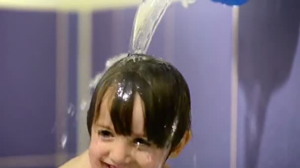 Dziecko Bawiąc Się Wody Śmiejąc Się Łazience — Wideo stockowe