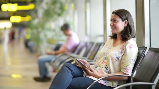 Hermosa Joven Usando Una Tableta Digital Zona Espera Del Aeropuerto — Vídeo de stock