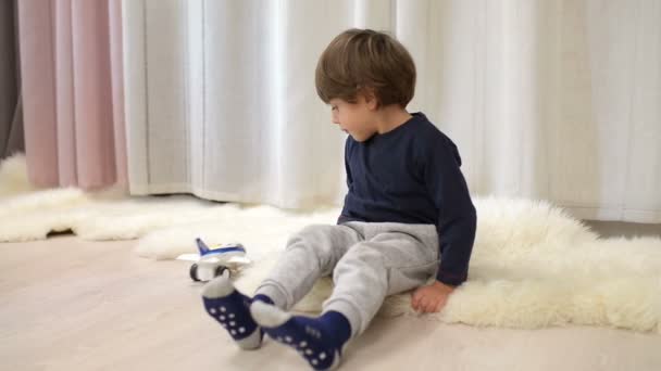 Niedliches Glückliches Kind Das Mit Einem Flugzeug Spielzeug Spielt — Stockvideo