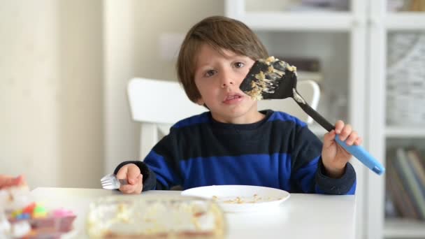 Leuke Grappige Jongen Genieten Van Het Laatste Deel Van Taart — Stockvideo