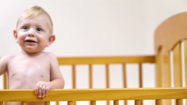 Симпатичный Малыш Смеется Показывает Свои Первые Зубы Кроватке — стоковое видео