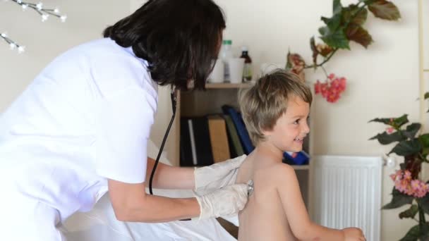 Netter Junge Wird Vom Arzt Konsultiert — Stockvideo
