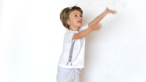 Happy Kid Brincando Com Bolhas Isoladas Branco — Vídeo de Stock
