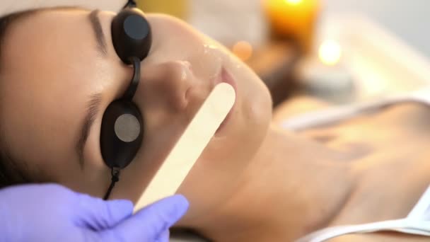 Vacker Kvinna Att Beredda För Permanent Laser Hårborttagning Skönhetssalong — Stockvideo