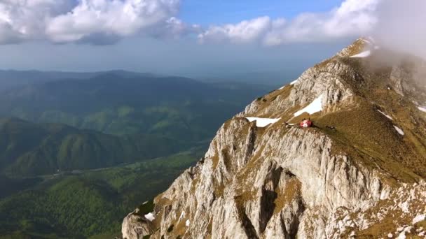 Blick Auf Eine Schutzhütte Auf Dem Bergrücken Rechts Wolkenwand — Stockvideo