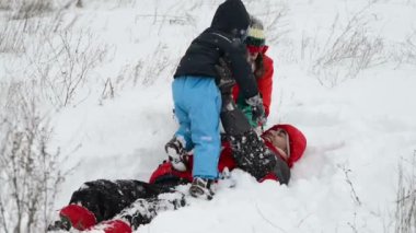 Oğulları ile karda oynarken anne 
