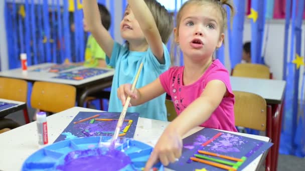 Schattig Gelukkige Jonge Geitjes Schilderen Spelen Kleuterschool — Stockvideo