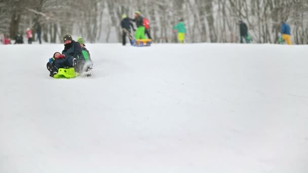 Счастливая Семья Наслаждающаяся Зимним Времяпрепровождением Санках Замедленным Падением — стоковое видео