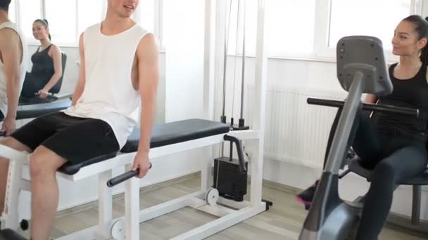 Menschen Machen Verschiedene Übungen Fitnessstudio — Stockvideo