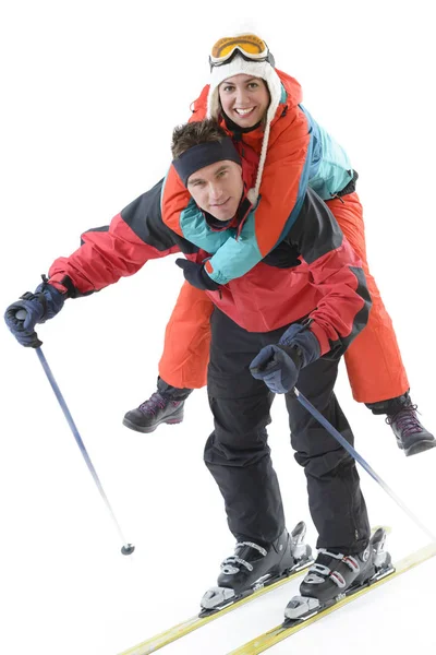 Casal jovem desfrutando de esqui — Fotografia de Stock