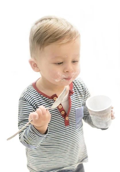Rolig pojke äta med aptit — Stockfoto