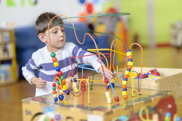Schattige kleine jongen spelen op de kleuterschool met ballen speelgoed — Stockfoto