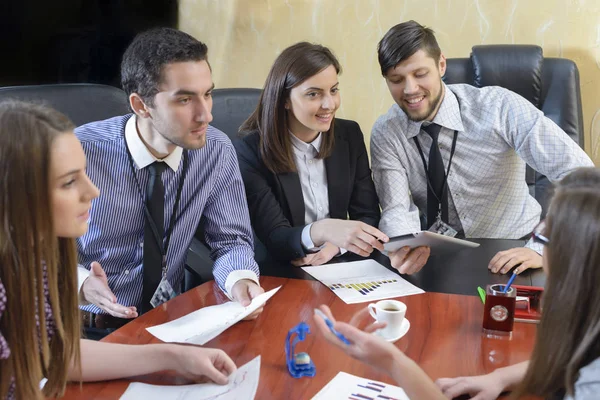 Mensen uit het bedrijfsleven hebben bestuursvergadering — Stockfoto