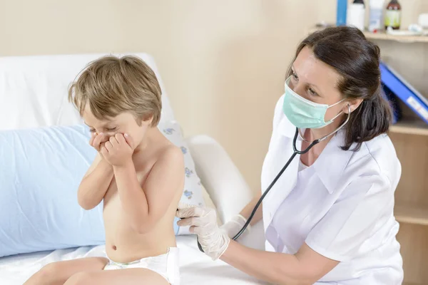 Médico consultando a un niño — Foto de Stock