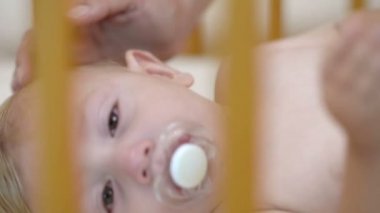 Evde beşik ve annesi tarafından okşadı Ağlayan bebek 