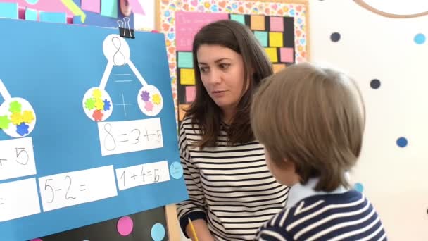 Leuke Jongen Oplossen Van Grafische Wiskunde Oefeningen Kleuterschool Onder Observatie — Stockvideo