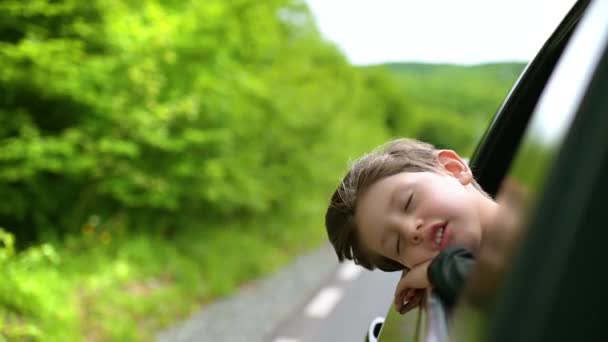 Dreaming Boy Kijkt Uit Vanaf Het Raam Van Auto Gelukkig — Stockvideo