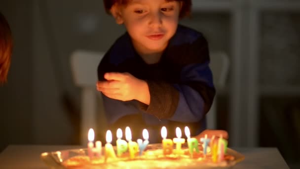 Счастливый Ребенок Задувает Свечи Своей Четырехлетней Годовщине — стоковое видео