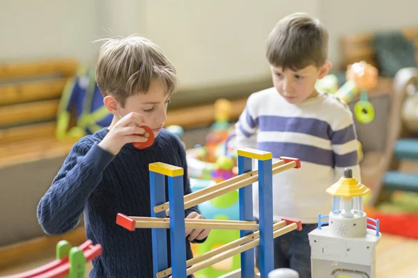 Schattige kleine jongens spelen op de kleuterschool — Stockfoto