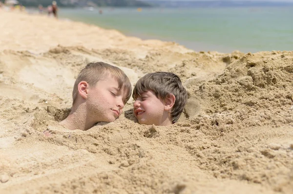 Crianças desfrutando de férias na praia — Fotografia de Stock