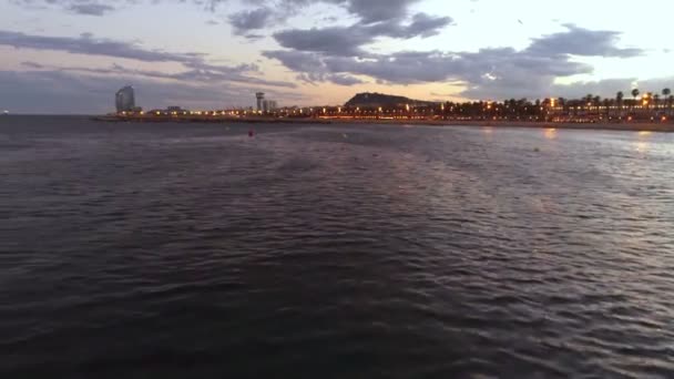 バルセロナ スペインのビーチでのナイトライフ 航空写真 — ストック動画