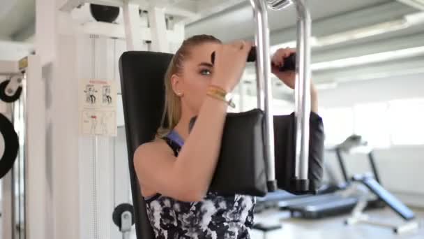 Όμορφη Νεαρή Γυναίκα Χρησιμοποιώντας Θωρακικά Μηχανή Στο Γυμναστήριο — Αρχείο Βίντεο