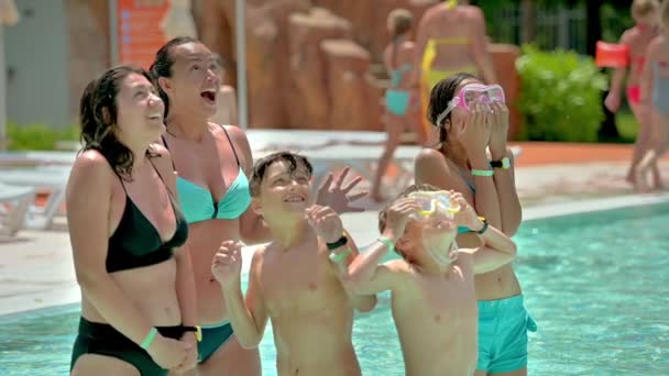 Aqua Park Excitation Chute Eau Sur Les Gens — Video