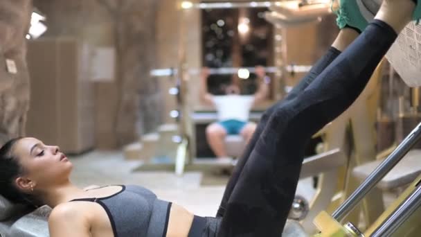 Schöne Frau Macht Beinübungen Mit Hantelmaschine Fitnessstudio — Stockvideo